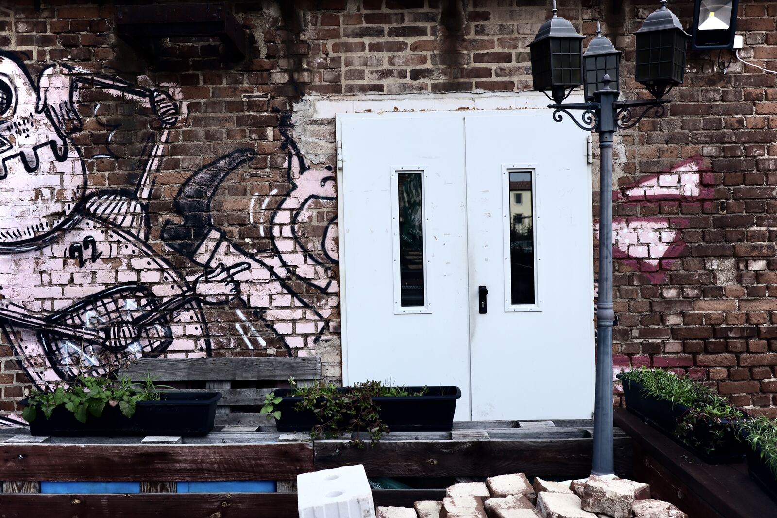 Hof der alten Kammgarnspinnerei mit Street-Art-Wandbild